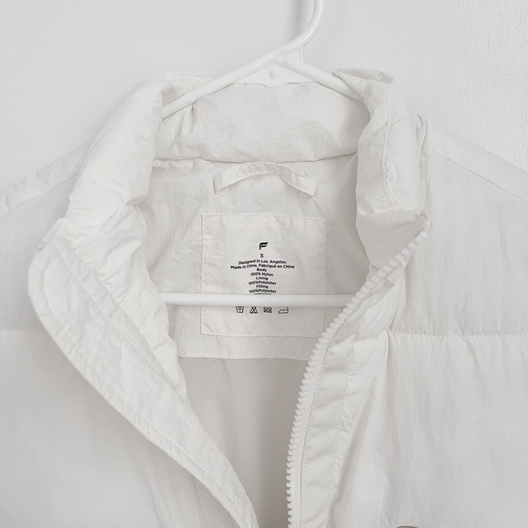 White Puffer Vest NWOT Size Small Fabletics Nylon Polyester Blend Pockets - Picture 2 of 3